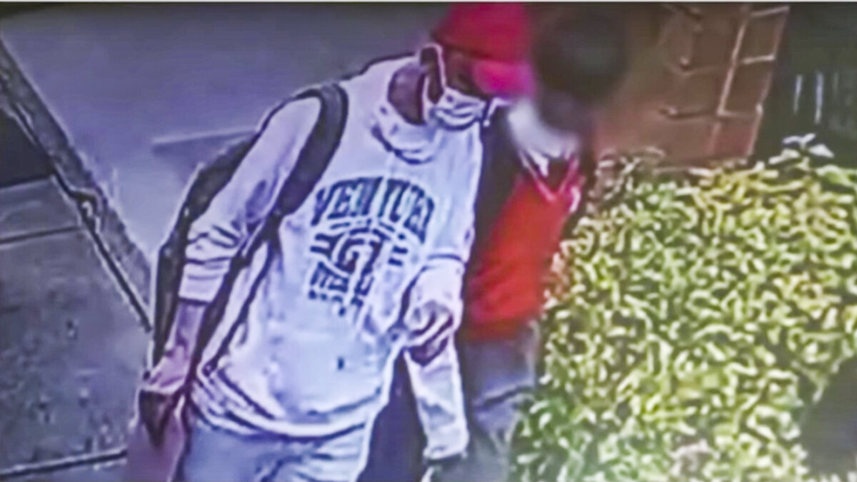 Sujeto secuestra a niño de 12 años haciéndose pasar por profesor 6 Sujeto secuestra a niño de 12 años haciéndose pasar por profesor Por medio de engaños, un hombre se ganó la confianza de una abuelita para secuestrar a un menor de 12 años.