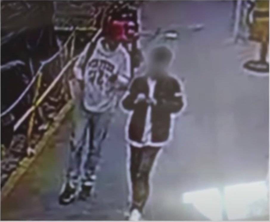 Sujeto secuestra a niño de 12 años haciéndose pasar por profesor 1 Sujeto secuestra a niño de 12 años haciéndose pasar por profesor Por medio de engaños, un hombre se ganó la confianza de una abuelita para secuestrar a un menor de 12 años.