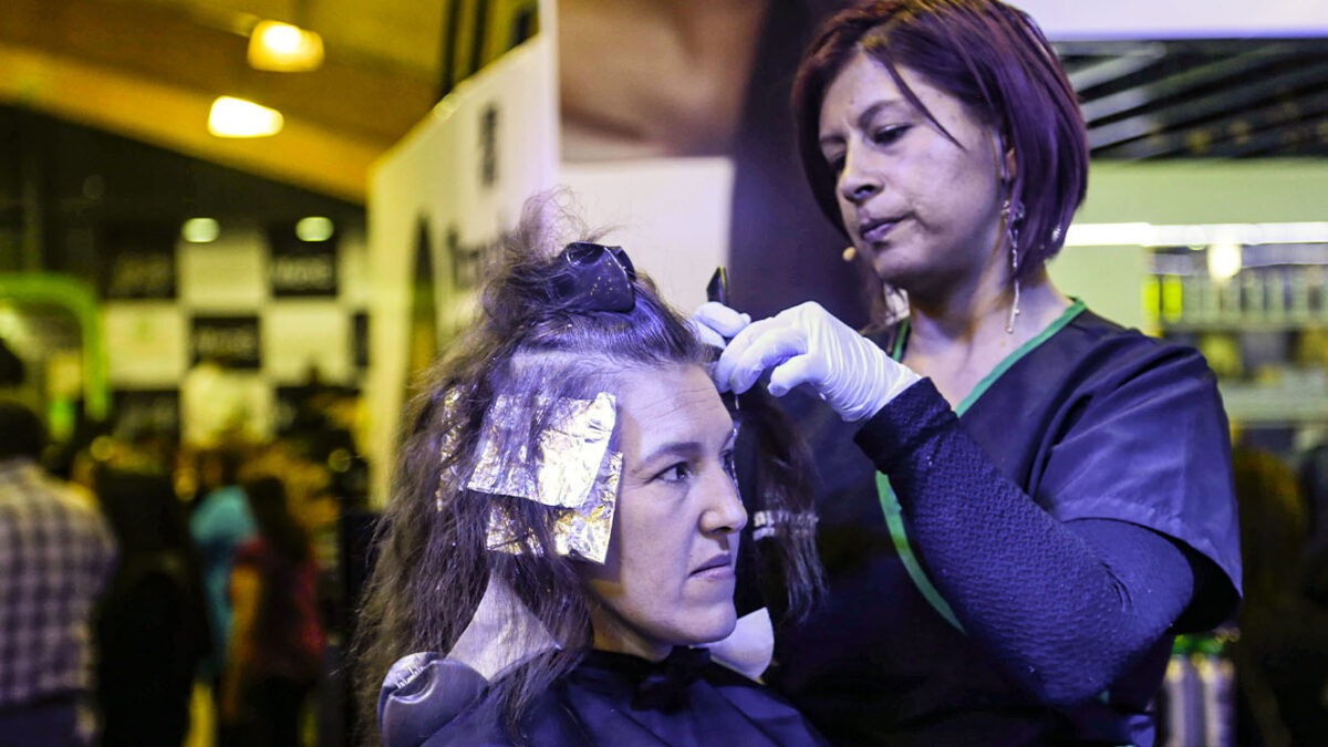 Tips para elegir el color de pelo que más le favorezca 8 Tips para elegir el color de pelo que más le favorezca Cambiar el color del pelo no es algo que se debe hacer a la ligera. Lo mejor es seguir unas leyes establecidas por los expertos para que el cambio que se elija sea un verdadero acierto.