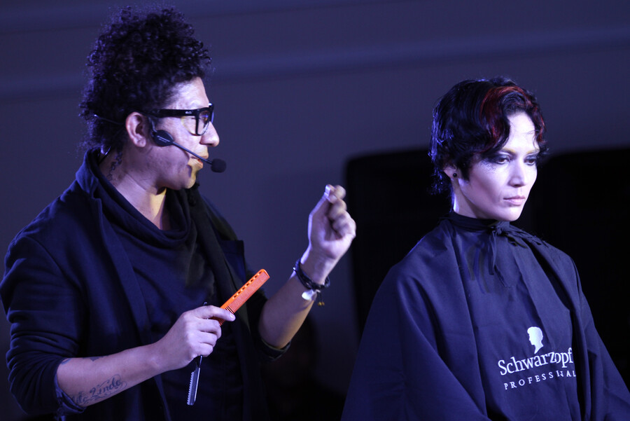 Tips para elegir el color de pelo que más le favorezca Cambiar el color del pelo no es algo que se debe hacer a la ligera. Lo mejor es seguir unas leyes establecidas por los expertos para que el cambio que se elija sea un verdadero acierto.