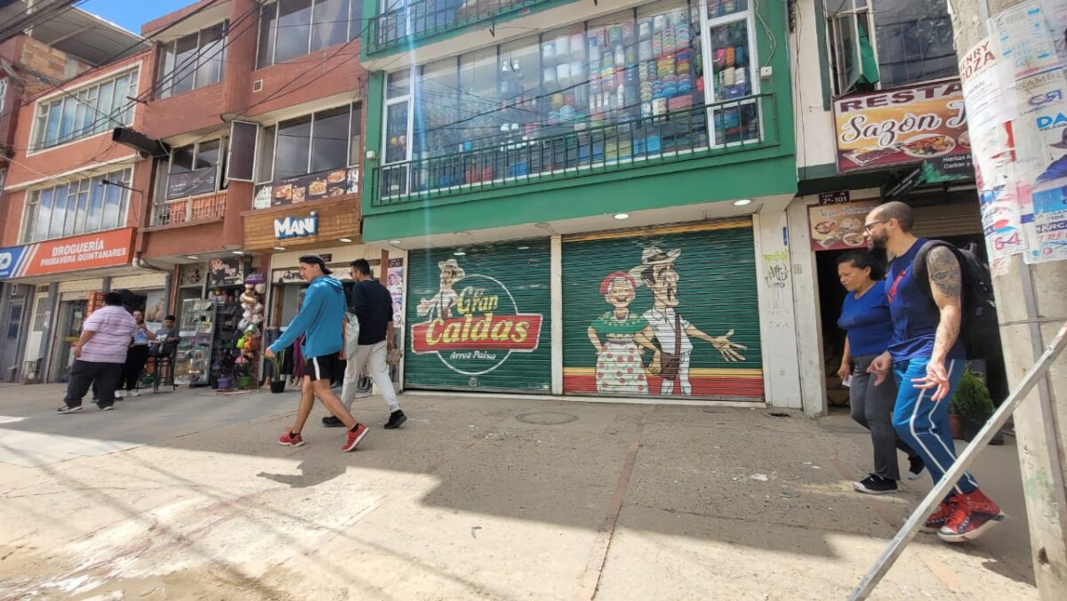 Trágico accidente en Soacha: hombre cayó desde un tercer piso El hombre cayó desde el tercer piso del inmueble en el momento que se encontraba adelantando trabajos locativos en el techo de la vivienda.