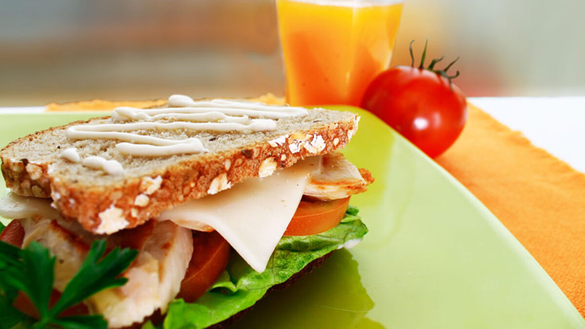 Un sándwich pa' todos los gustos El sándwich no es solo un tributo a la simplicidad y genialidad de colocar los más variados ingredientes entre dos rebanadas de pan, sino también una oportunidad para explorar culturas a través de sus versiones locales de este platillo global.
