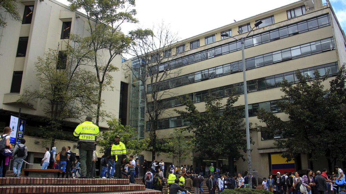 Universidad Javeriana ofrece cursos gratuitos 1 Universidad Javeriana ofrece cursos gratuitos La Pontificia Universidad Javeriana abrió una serie de cursos cortos virtuales y gratuitos para quienes deseen mejorar sus habilidades y conocimientos en diferentes temáticas. Le contamos cuáles son.