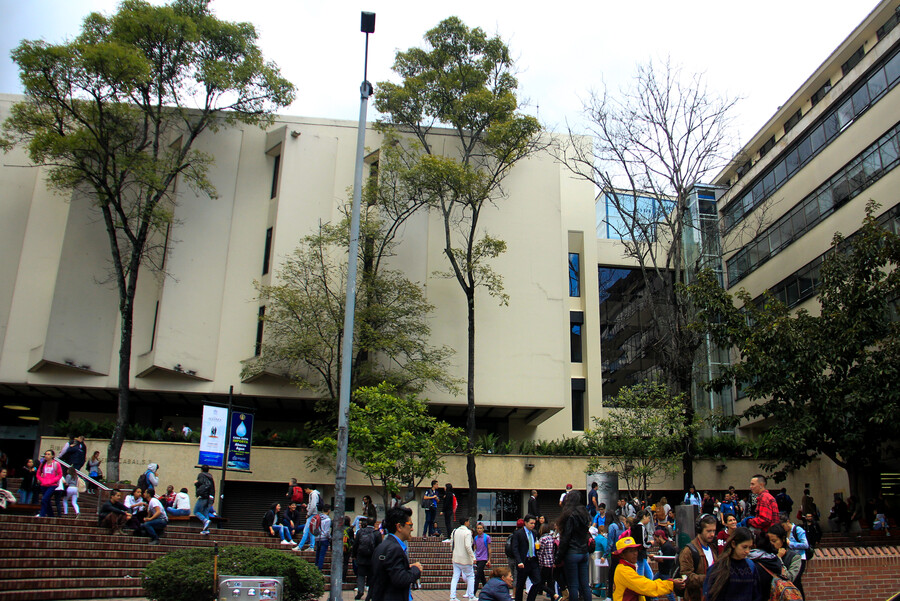 Universidad Javeriana ofrece cursos gratuitos La Pontificia Universidad Javeriana abrió una serie de cursos cortos virtuales y gratuitos para quienes deseen mejorar sus habilidades y conocimientos en diferentes temáticas. Le contamos cuáles son.