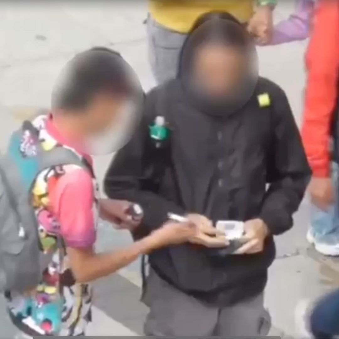 Capturan a 'Los Leones': utilizaban a menores para vender vicio 1 Capturan a 'Los Leones': utilizaban a menores para vender vicio #AsíPasó Un total de nueve personas capturadas dejó un año de investigación por parte de la Policía Nacional, que logró la desarticulación de la banda delincuencial ‘Los Leones’, quienes se dedicaban a la venta de estupefacientes en las localidades de Santa Fe y Los Mártires. Lo peor de todo era que instrumentalizaban a menores de edad para camuflar la mercancía ante la presencia de las autoridades. Entre los aprehendidos está un menor de edad.
