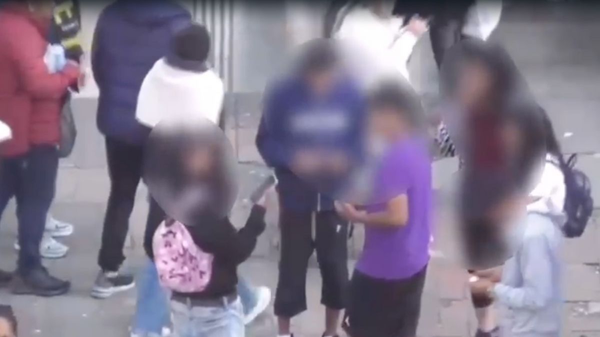 Capturan a 'Los Leones': utilizaban a menores para vender vicio #AsíPasó Un total de nueve personas capturadas dejó un año de investigación por parte de la Policía Nacional, que logró la desarticulación de la banda delincuencial ‘Los Leones’, quienes se dedicaban a la venta de estupefacientes en las localidades de Santa Fe y Los Mártires. Lo peor de todo era que instrumentalizaban a menores de edad para camuflar la mercancía ante la presencia de las autoridades. Entre los aprehendidos está un menor de edad.