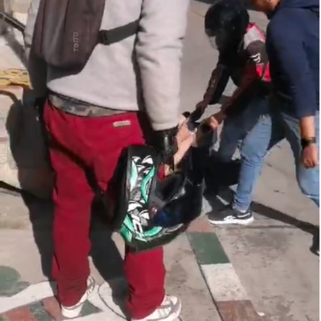 Vecinos empelotaron y lincharon a presunto ladrón en San Cristóbal 1 Vecinos empelotaron y lincharon a presunto ladrón en San Cristóbal Comunidad linchó a un presunto ladrón en el 20 de Julio.