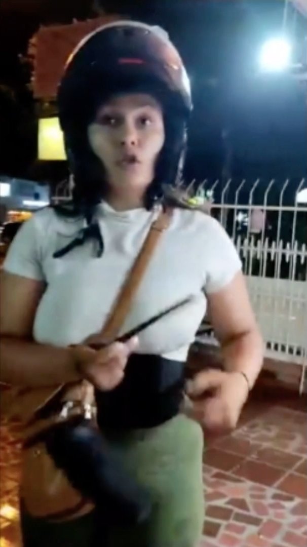 Video: Mujer fue golpeada por domiciliarios tras negarse a pagar propina Una mujer de Cali, ha denunciado haber sido agredida por dos repartidores de una conocida aplicación de entrega a domicilio.