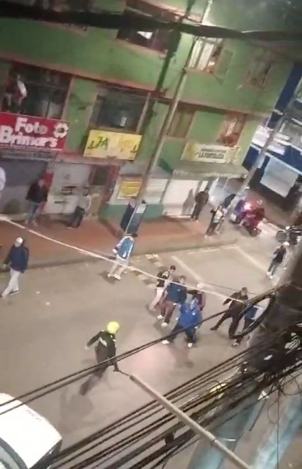 Violentas riñas entre los hinchas de Millonarios y Nacional dejaron varios heridos 1 hinchas
