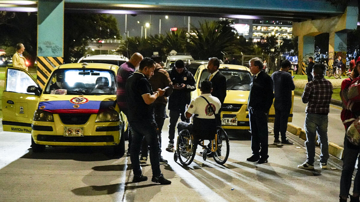 “Cancelen sus vuelos”: fuerte amenaza de líder de taxistas Para el próximo miércoles 22 de noviembre, los gremios de taxistas anunciaron un nuevo paro a causa de las diferencias que se tienen con el gobierno a causa de las fotomultas, transporte de aplicaciones, costos de la gasolina, entre otros.