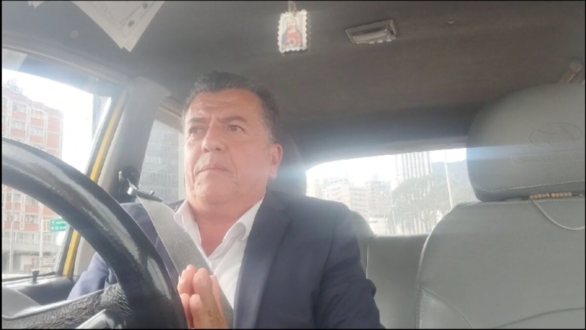 Vuelve y juega: taxistas se van a paro en Bogotá Hace pocos minutos el gremio de taxistas anunció que volverá a las calles de Bogotá a hacer paro indefinido porque no han sentido ningún apoyo por parte del Distrito ni del Gobierno Nacional.