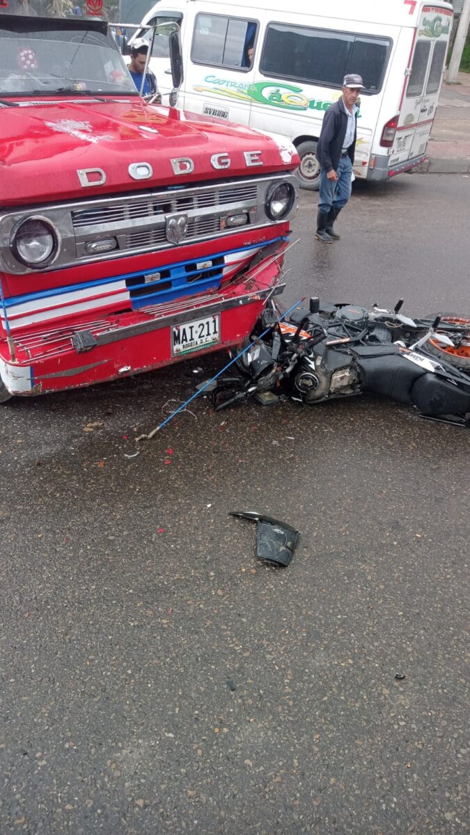 ÚLTIMA HORA: Grave accidente cobró la vida de un motociclista en Usme 1 ÚLTIMA HORA: Grave accidente cobró la vida de un motociclista en Usme Motociclista falleció tras ser arrollado por un camión en Usme.