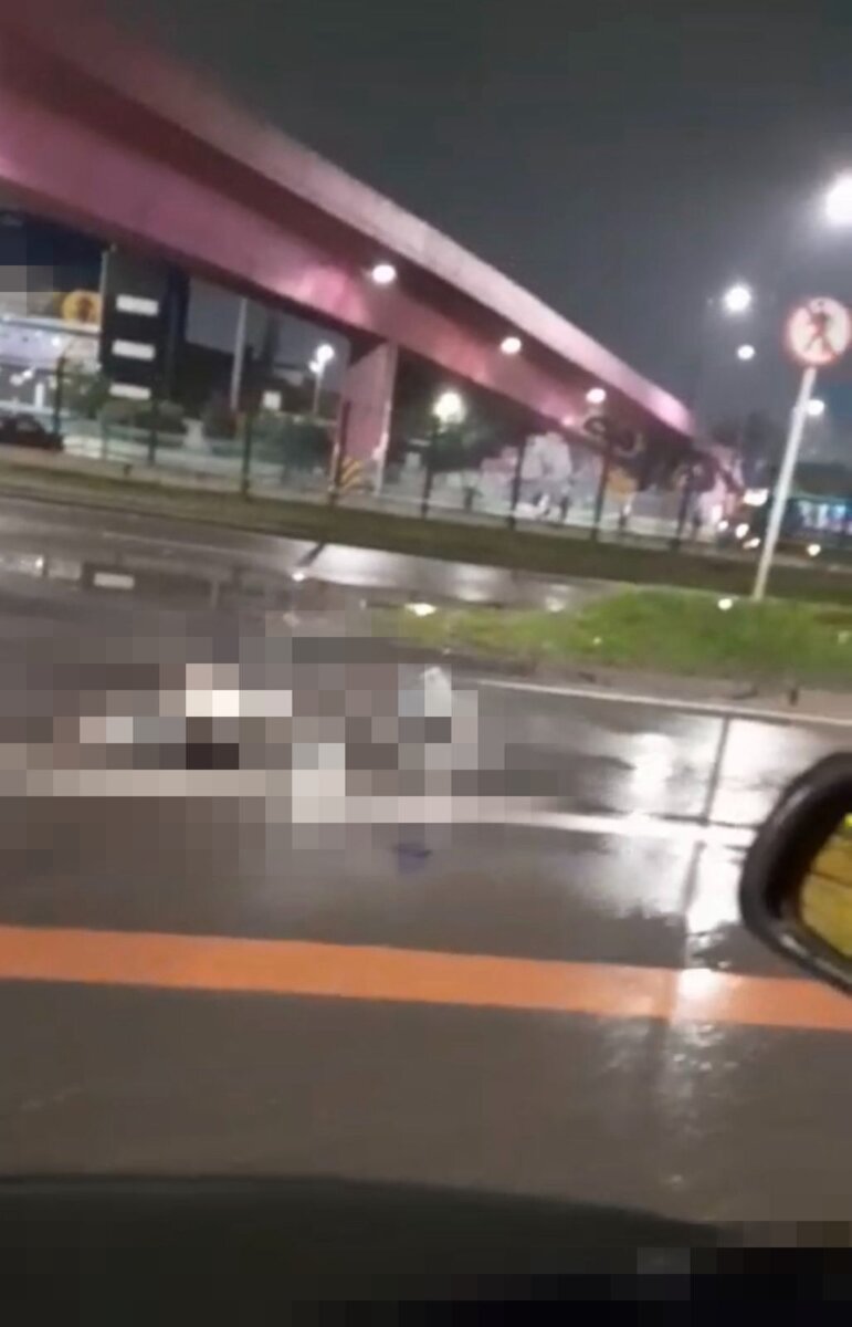 Trágico accidente dejó un motociclista muerto en la Av. Boyacá con Primero de Mayo Un motociclista murió en un accidente de tránsito en el que se vio involucrado un bus de servicio público. Los hechos ocurrieron en la Av. Boyacá con Av. Primero de Mayo.