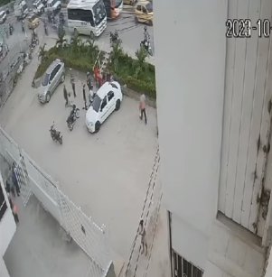 EN VIDEO: Peligrosa maniobra de un motociclista deja sin vida a su novia 1 maniobra