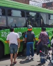 EN VIDEO: Violenta agresión a conductor de Sitp En videos quedó registrada la violenta agresión de la que fue víctima un operador del Sitp por parte de dos pasajeros.