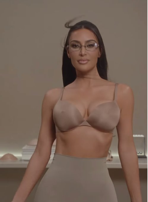 Polémica en redes sociales por nuevo brasier de moda 1 Polémica en redes sociales por nuevo brasier de moda La reconocida modelo estadounidense Kim Kardashian sigue revolucionando la moda con su marca de ropa Skims. Recientemente, hizo el lanzamiento de un brasier que marca pezones y generó divisiones en redes sociales.