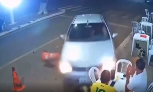 Mujer atropelló a su novio por irse a tomar cerveza con un amigo 1 Mujer atropelló a su novio por irse a tomar cerveza con un amigo #MundoCurioso Un show de celos pudo haber terminado en tragedia, el hecho se tornó tan delicado que se ha vuelto viral en las redes sociales, y es que al parecer la ira de una mujer, influenciada por los celos, la llevó a tomar una decisión un tanto extrema.
