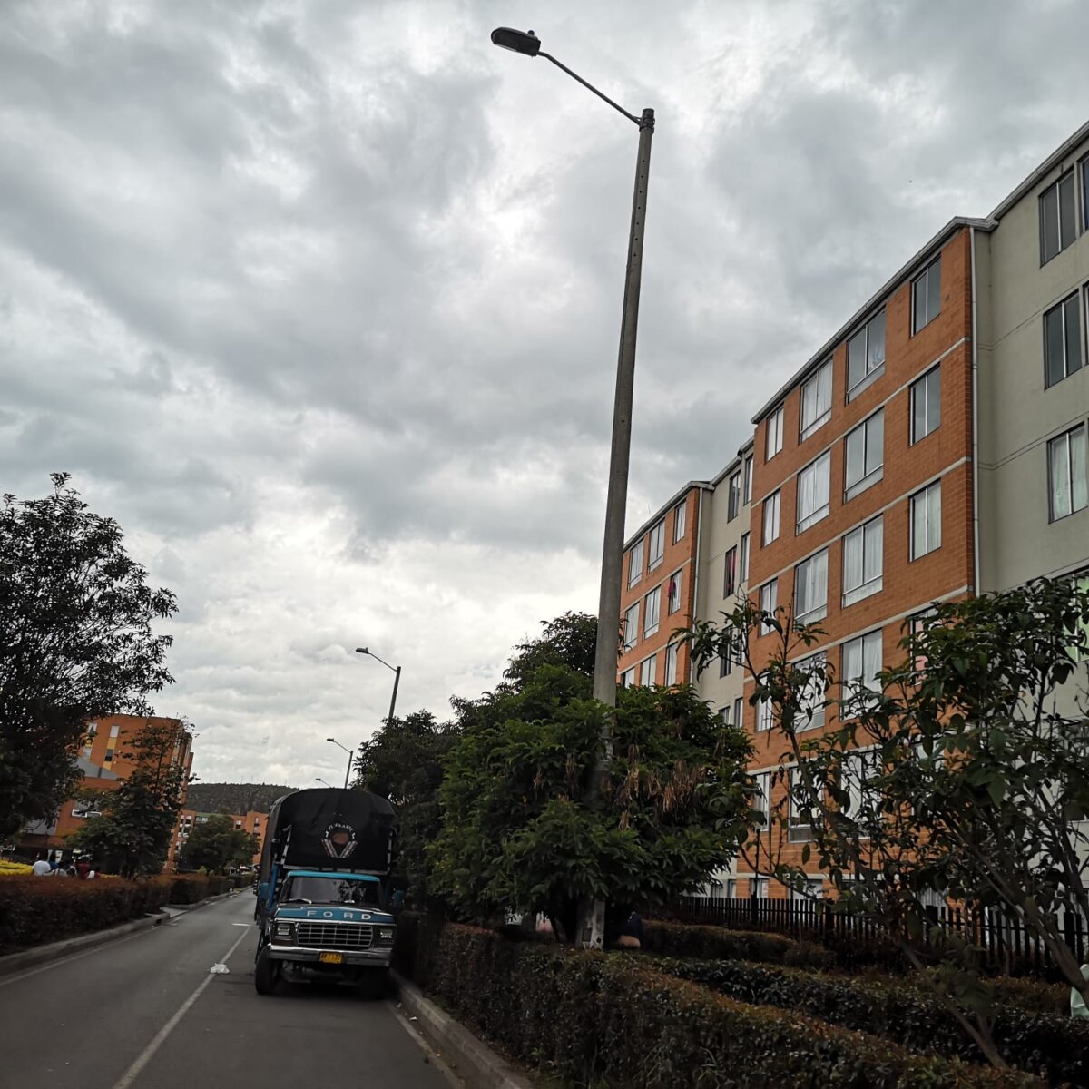 Abuelito cayó desde el sexto piso de un conjunto en Soacha En un conjunto residencial de Soacha los moradores se encuentran consternados tras la muerte de uno de sus vecinos, quien en horas de la noche del lunes fue hallado muerto en el primer piso de una de las torres, tras caer de uno de los apartamentos ubicados en el sexto piso.