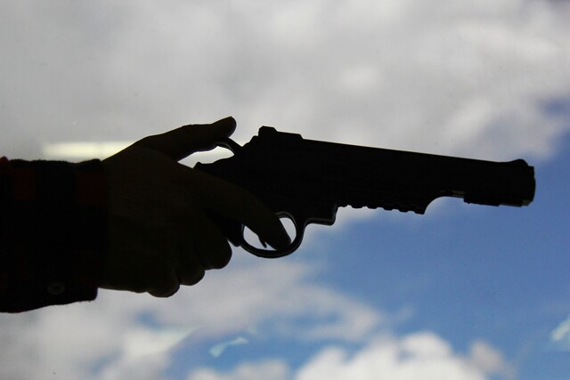Sicarios asesinaron a un hombre que se movilizaba en camioneta La mañana de este lunes se presentó un ataque siacrial que dejó la muerte de un hombre que se movilizaba en una camioneta en la localidad de Los Mártires.