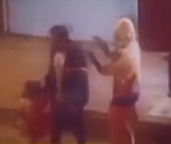 Macabro crimen en Halloween: asesinaron a un hombre delante de su hija 1 Macabro crimen en Halloween: asesinaron a un hombre delante de su hija Un hombre fue asesinado la noche de este martes cuando se encontraba pidiendo dulces con su pequeña niña de 3 años.