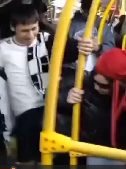 Armaron tremenda fiesta de perreo en TransMilenio 1 Armaron tremenda fiesta de perreo en TransMilenio En redes sociales se viralizó un video en el que un grupo de jóvenes aparece bailando reguetón al interior de un bus de TransMilenio.