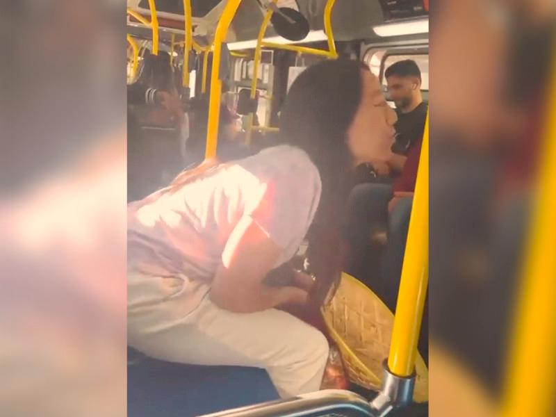 EN VIDEO: Mujer le ladra a un hombre en un autobús 1 EN VIDEO: Mujer le ladra a un hombre en un autobús Una mujer fue filmada ladrando y aullando en un autobús en respuesta a lo que ella afirma ser acoso por parte de un hombre. El video del incidente ha cobrado notoriedad en las redes sociales, generando una amplia gama de reacciones y debates en línea.