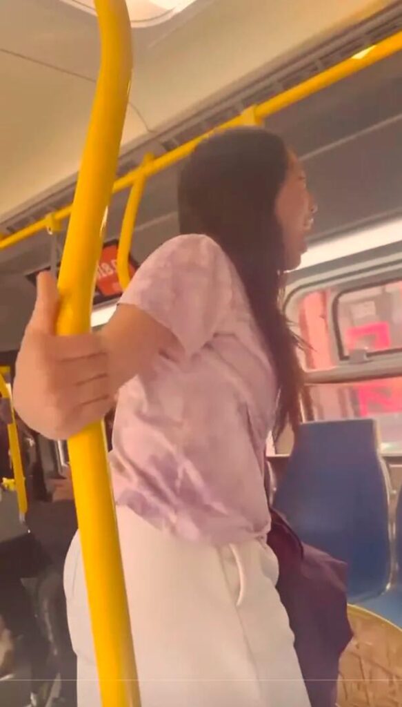 EN VIDEO: Mujer le ladra a un hombre en un autobús 2 EN VIDEO: Mujer le ladra a un hombre en un autobús Una mujer fue filmada ladrando y aullando en un autobús en respuesta a lo que ella afirma ser acoso por parte de un hombre. El video del incidente ha cobrado notoriedad en las redes sociales, generando una amplia gama de reacciones y debates en línea.