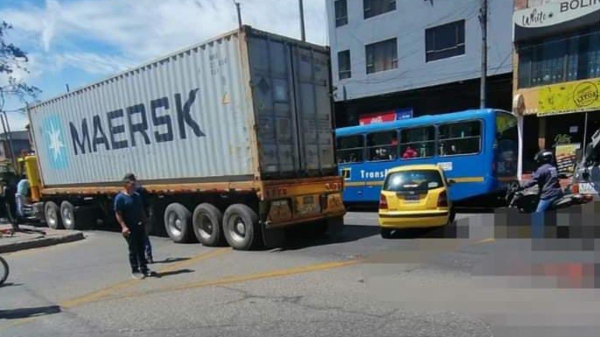 ¡ATENCIÓN! Peatón murió tras ser arrollado por un tractocamión en Kennedy Un peatón murió tras ser arrollado por un tractocamión en Kennedy.