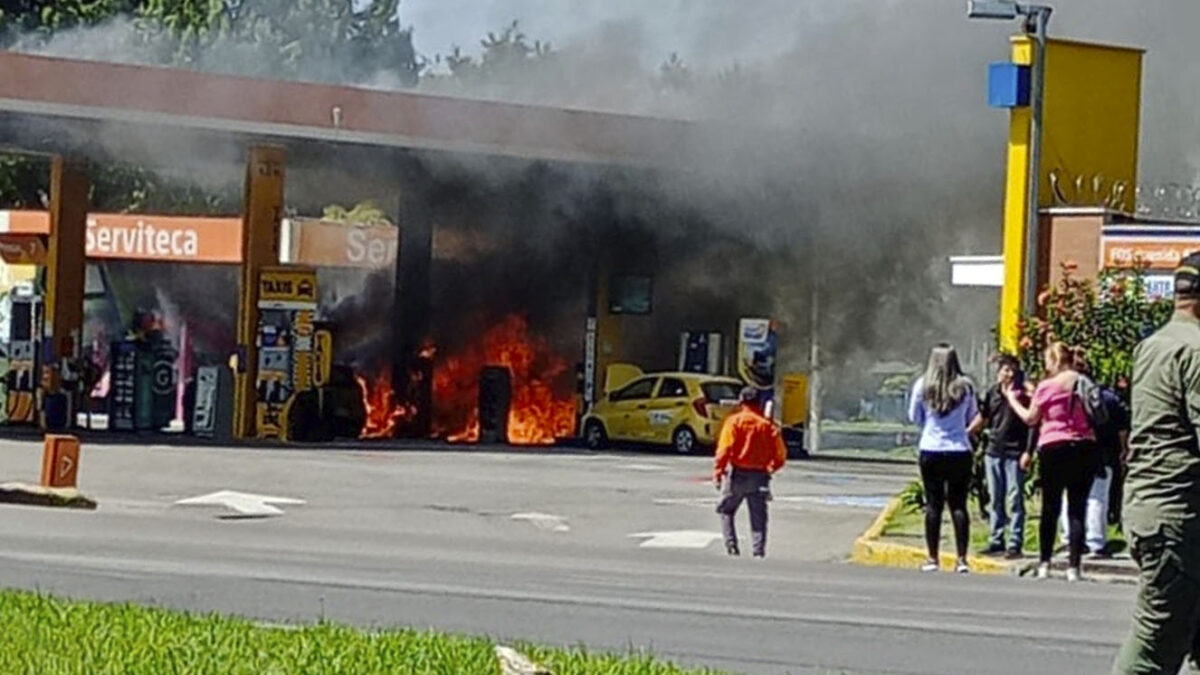 ¡Atención! Alerta por incendio en estación de gasolina 7 ¡Atención! Alerta por incendio en estación de gasolina Pánico por incendio en una estación de gasolina.