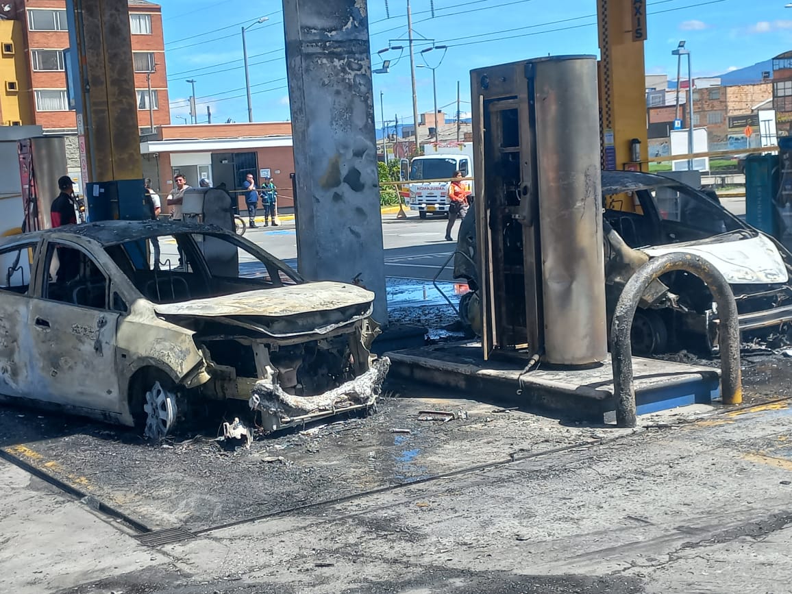 ¡Atención! Alerta por incendio en estación de gasolina Pánico por incendio en una estación de gasolina.