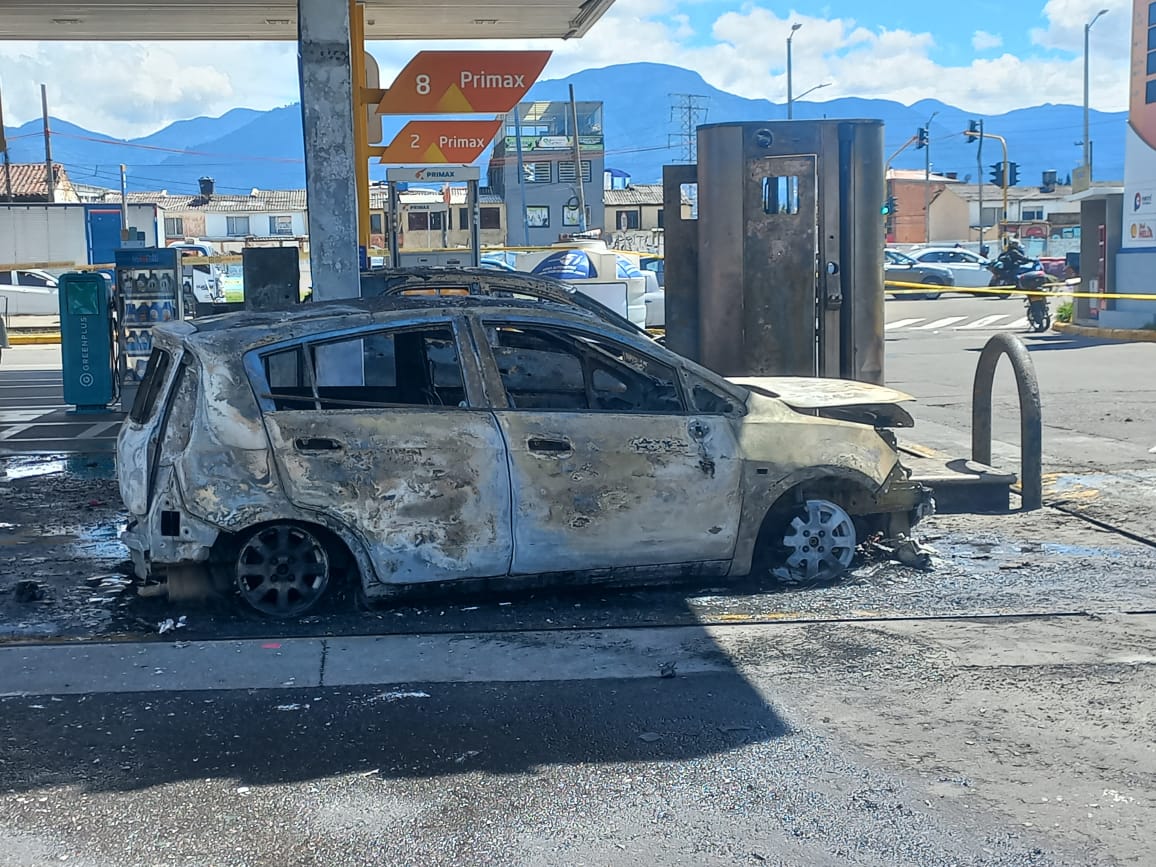 ¡Atención! Alerta por incendio en estación de gasolina Pánico por incendio en una estación de gasolina.