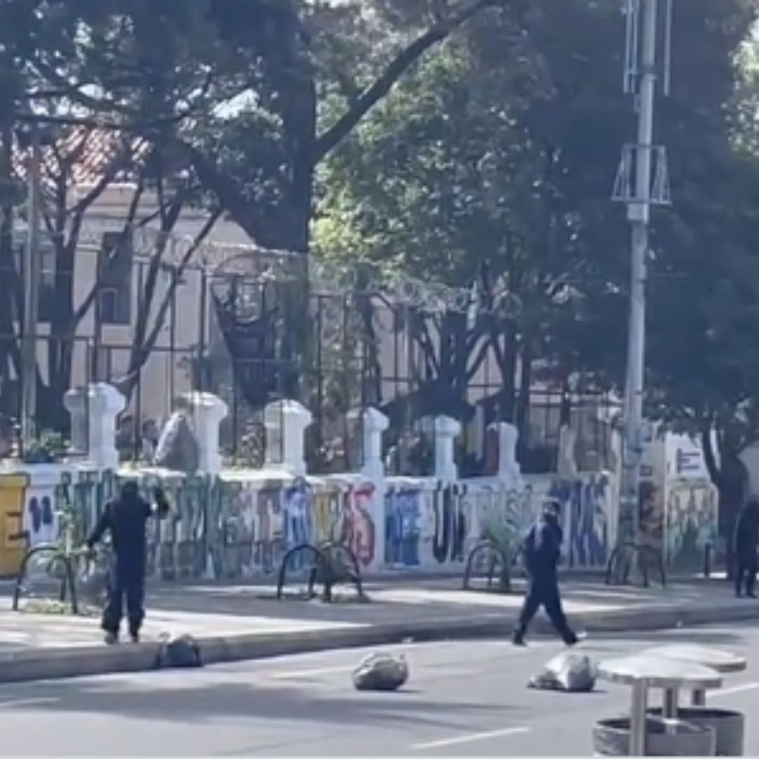 ¡Atención! Se presentan cierres viales por manifestaciones 1 ¡Atención! Se presentan cierres viales por manifestaciones A esta hora se presentan manifestaciones en la calle 72 con carrera 11.