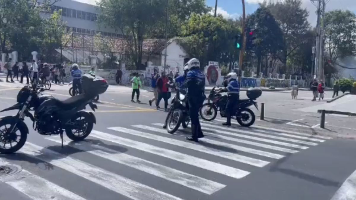 ¡Atención! Se presentan cierres viales por manifestaciones A esta hora se presentan manifestaciones en la calle 72 con carrera 11.