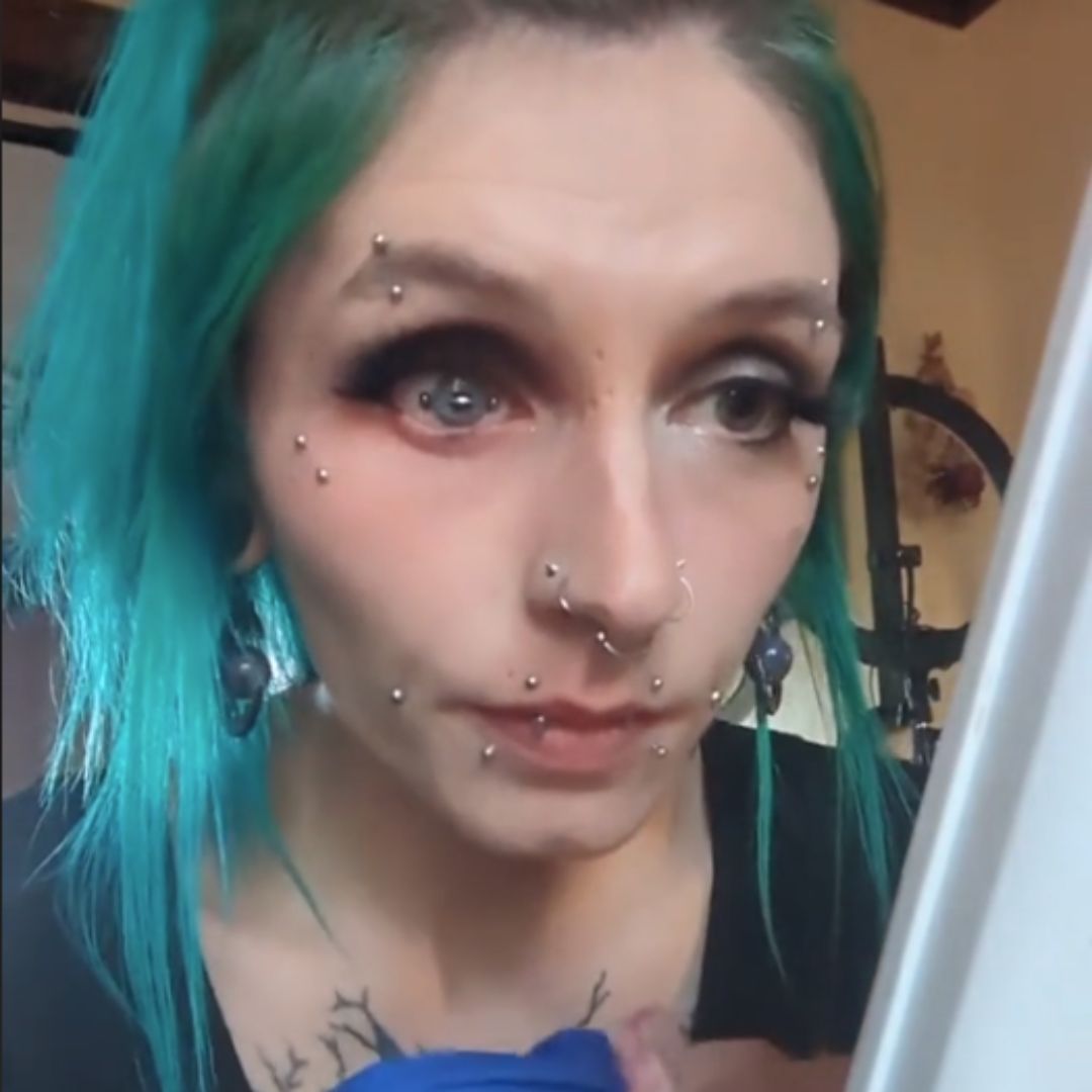 ¡De no creer! Mujer se hizo piercing en un ojo 1 ¡De no creer! Mujer se hizo piercing en un ojo Mujer se vuelve viral tras mostrar la perforación que se hizo en uno de sus ojos.