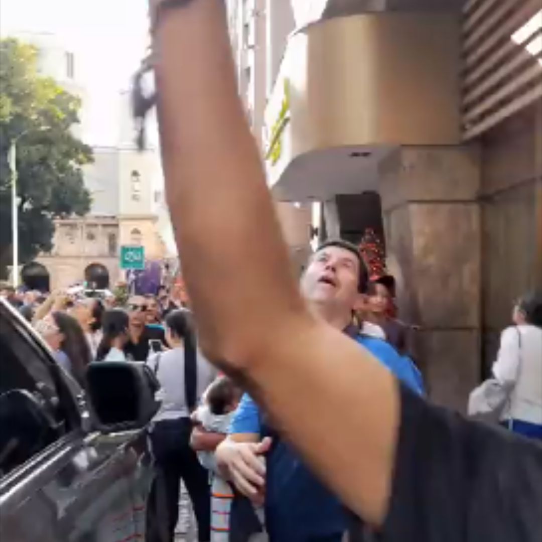 Lanzaron billetes desde un edificio en Pereira En videos quedó registrado el caos que se presentó en la Plaza de Bolívar de Pereira por billetes que lanzaron desde un edificio.