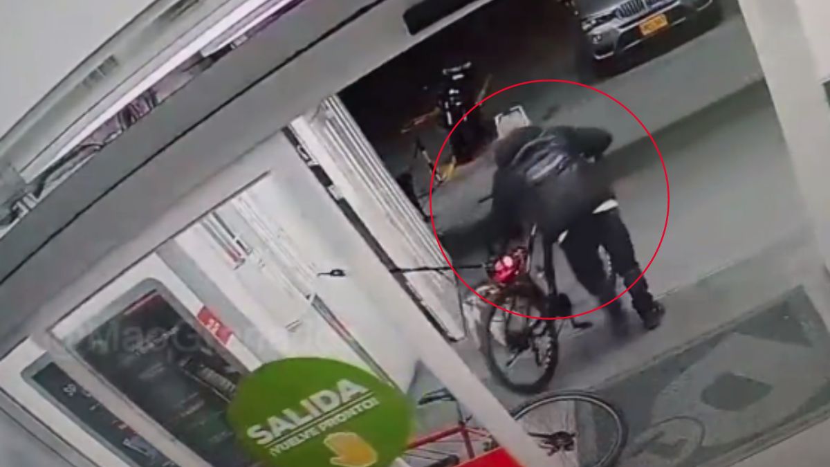 ¡Pilas! Así se robaron una bicicleta de un supermercado en Fontibón En un video que se ha compartido en redes sociales, quedó registrada la forma en la que delincuentes se roban las bicicletas que dejan las personas aseguradas antes de ingresar a un supermercado.