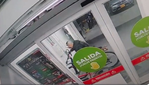 ¡Pilas! Así se robaron una bicicleta de un supermercado en Fontibón 1 ¡Pilas! Así se robaron una bicicleta de un supermercado en Fontibón En un video que se ha compartido en redes sociales, quedó registrada la forma en la que delincuentes se roban las bicicletas que dejan las personas aseguradas antes de ingresar a un supermercado.