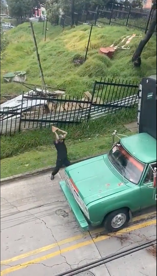 ¡Pillos se las dan de vivos! Simulan choque con un camión para pedir plata Hay indignación por un video en el que sujetos, al parecer, chocan a propósito un vehículo BMW contra un camión, para pedir plata por los daños. Los hechos se presentaron en San Crostóbal.