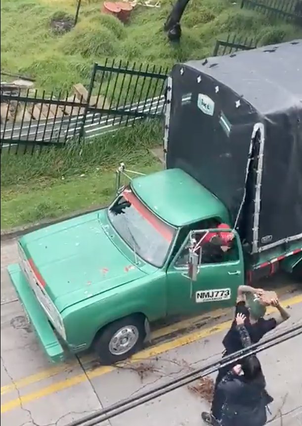 ¡Pillos se las dan de vivos! Simulan choque con un camión para pedir plata Hay indignación por un video en el que sujetos, al parecer, chocan a propósito un vehículo BMW contra un camión, para pedir plata por los daños. Los hechos se presentaron en San Crostóbal.