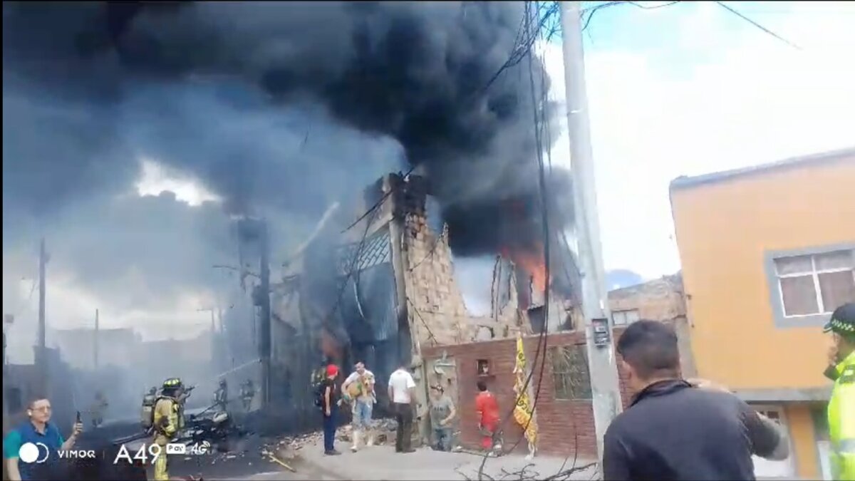 ¡Salvaron a Tony!: perrito fue rescatado del incendio en inmediaciones del Hospital Meissen En medio del fuerte incendió que se reportó esta tarde cerca al Hospital Meissen, ubicado en ciudad Bolívar, un hombre logró rescatar a un perro de las llamas que quemaban una vivienda.