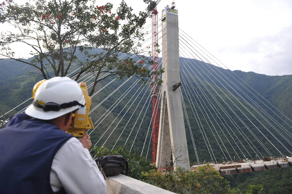 ¡Tragedia! Joven obrero murió tras caer de un puente en Cundinamarca Un trágico accidente laboral segó la vida de un joven de 22 años que se encontraba trabajando en las obras que se adelantan para la reconstrucción del Puente Chirajara, en el municipio de Guayabetal (Cundinamarca): cayó al vacío.