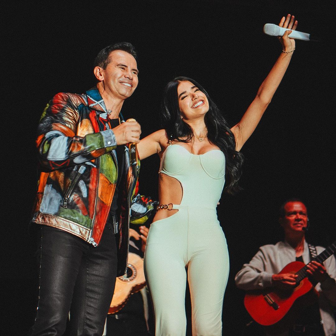 ¡Ya no puede mirar a nadie! Espectáculo de celos de la novia de Jhonny Rivera 1 ¡Ya no puede mirar a nadie! Espectáculo de celos de la novia de Jhonny Rivera Aunque Jenny López dijo que todo se trató de un mal entendido, lo cierto es que los fans cuestionan el espectáculo que dio tras un concierto de Jhonny Rivera en Finlandia, en Quindío.
