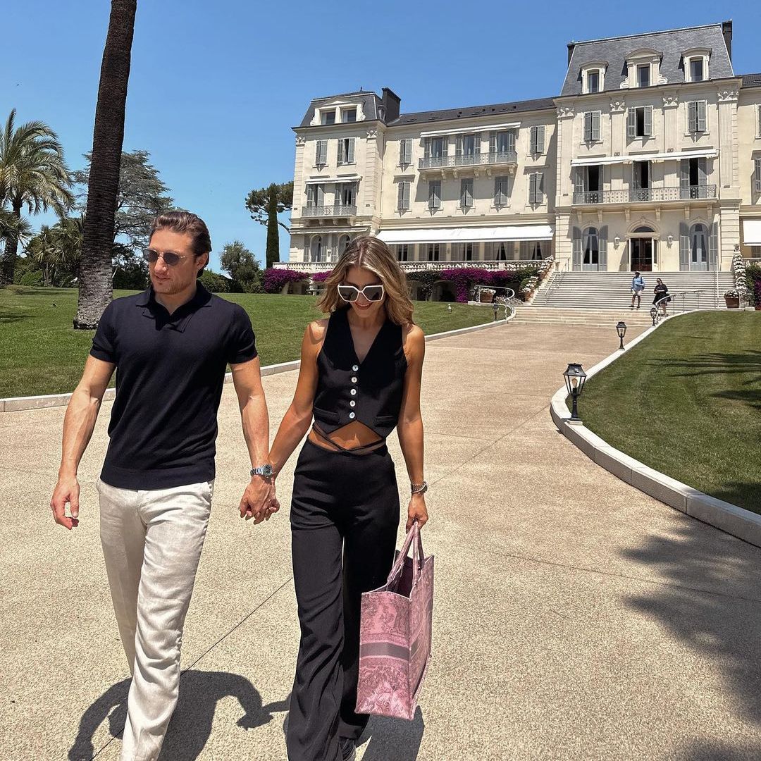 ¿Esposo o ‘sugar daddy’? Revelan la diferencia de edad entre Laura Tobón y el economista con el que se casó 1 ¿Esposo o ‘sugar daddy’? Revelan la diferencia de edad entre Laura Tobón y el economista con el que se casó La modelo y presentadora bogotana, Laura Tobón, conoció a su marido, el empresario Álvaro Rodríguez, en un Festival Vallenato y, posteriormente, comenzaron una relación.