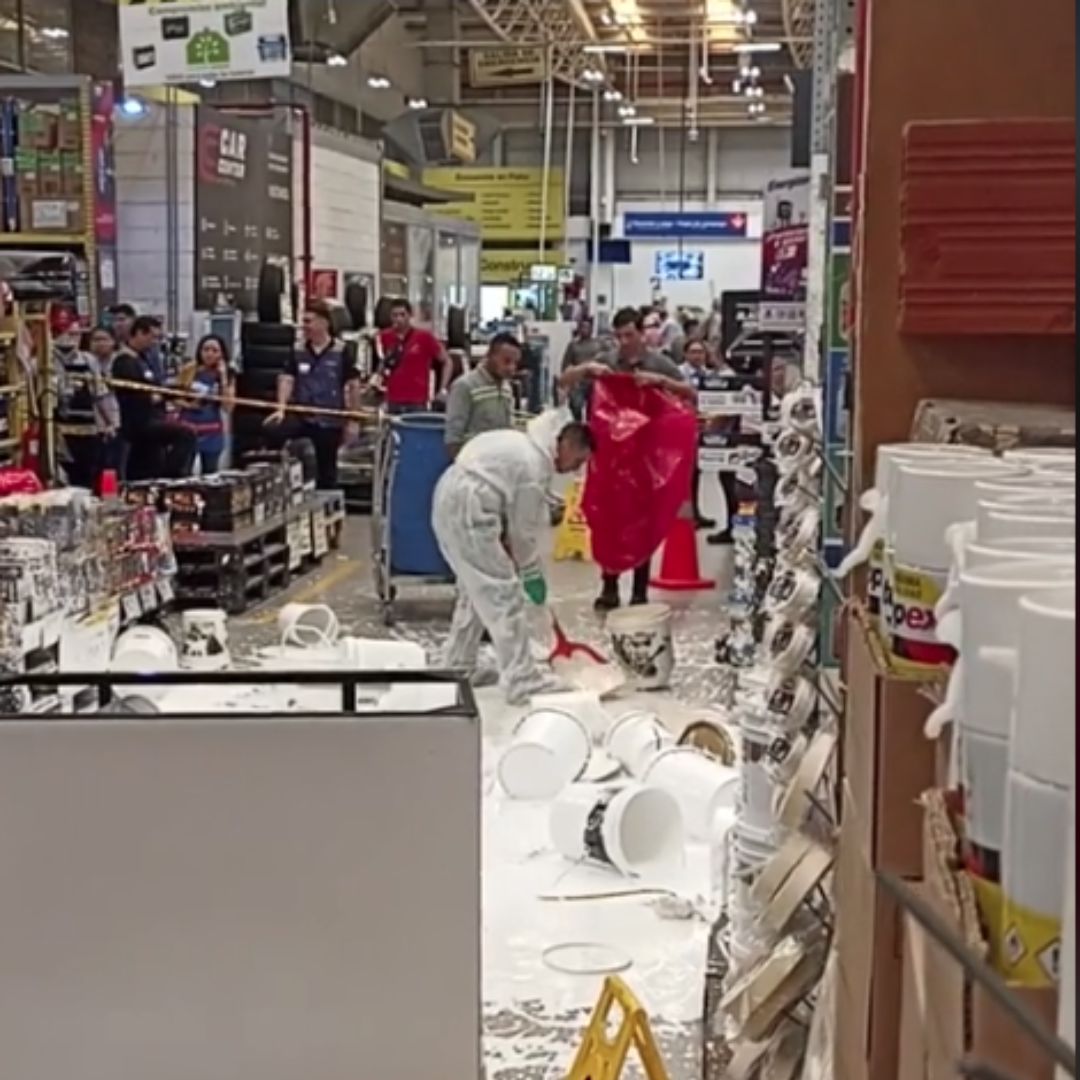 ¿Su primera chamba?: Trabajador de Homecenter se hace viral por regar pinturas 1 ¿Su primera chamba?: Trabajador de Homecenter se hace viral por regar pinturas En video quedó registrado cómo un trabajador de Homecenter limpia un desastre de pintura en pleno pasillo del almacén.