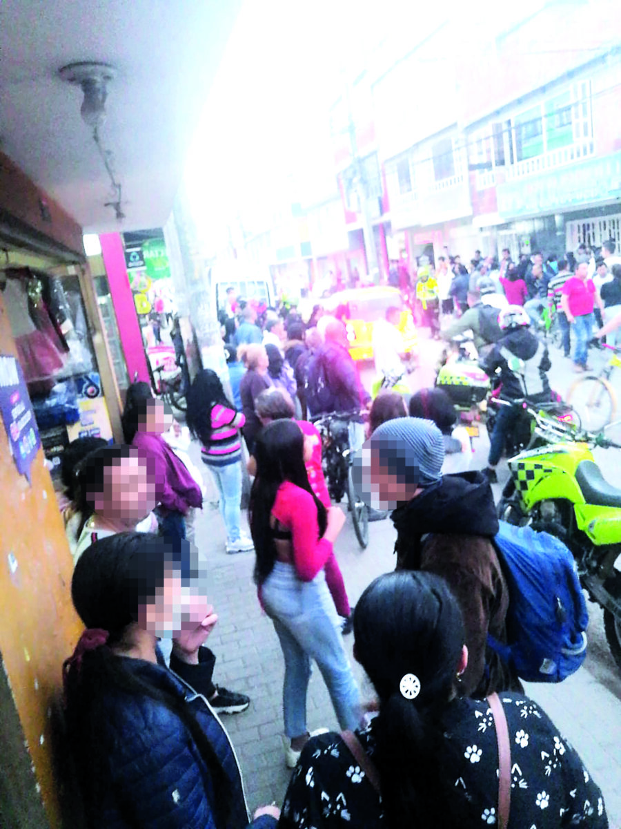 En Fontibón: Hombre murió tras ser atacado a bala en su licorera 1 En Fontibón: Hombre murió tras ser atacado a bala en su licorera Eduard Emilio Camacho Osman (43 años), falleció este viernes tras haber sido víctima de un ataque a bala en un negocio en el barrio El Refugio de la localidad de Fontibón.
