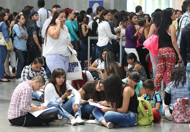 1.550 vacantes para trabajar en el extranjero Al colombiano se le reconoce en el exterior porque se le mide a todo y es dedicado en su trabajo; por esta razón, algunas agencias de empleo en el extranjero abren la oportunidad a la llegada de connacionales.