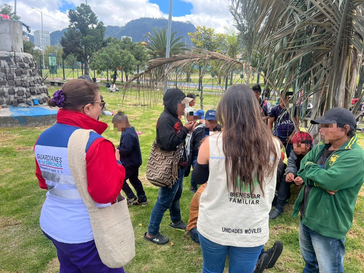 180 indígenas desplazados del Chocó regresan a su territorio tras lograr acuerdo con el Gobierno Desde la madrugada del lunes 4 de diciembre, cientos de indígenas Emberá llegaron a la terminal de transportes de Bogotá huyendo del conflicto armado presente en el Chocó y exigiendo una reunión con el Gobierno. Hoy la Defensoría del Pueblo confirmó que algunos miembros ya se encuentran retornando a sus territorios.