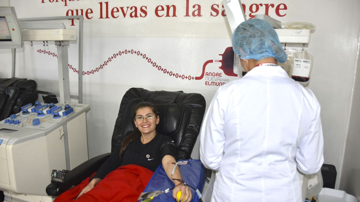 "Latiendo por Colombia": no se pierda la jornada de donación de sangre con concierto incluido 1 "Latiendo por Colombia": no se pierda la jornada de donación de sangre con concierto incluido Gracias a la Cruz Roja, además de donar sangre, este 20 de diciembre podrá asistir a una novena con concierto a bordo en el centro comercial Plaza de las Américas. Le contamos todos los detalles.
