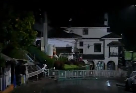 3 adultos y 7 menores de edad se encuentran desaparecidos en Monserrate En la noche de este domingo se reportó la desaparición de 3 adultos y 7 menores que, al parecer, se perdieron bajando el cerro de Monserrate.