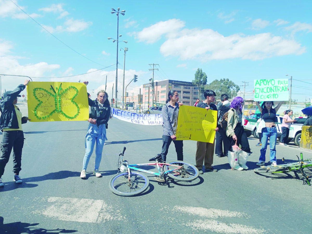 Buscan a Daniela en el Salto de Tequendama 2 Buscan a Daniela en el Salto de Tequendama Una tragedia viven hoy los familiares de Laura Daniela Vásquez, una jovencita de tan solo 19 años que al parecer habría tomado la fatal decisión de quitarse la vida el pasado 20 de noviembre, cuando saltó del Salto de Tequendama. Lastimosamente, pese a las labores de búsqueda, su cuerpo no ha sido encontrado.